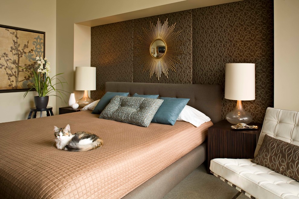Стильный дизайн: хозяйская спальня в стиле ретро с коричневыми стенами - последний тренд