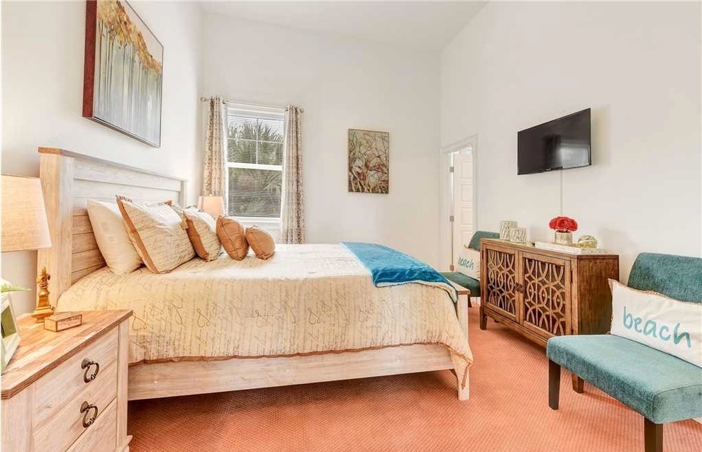 オーランドにある中くらいなシャビーシック調のおしゃれな客用寝室 (白い壁、カーペット敷き、ピンクの床) のインテリア