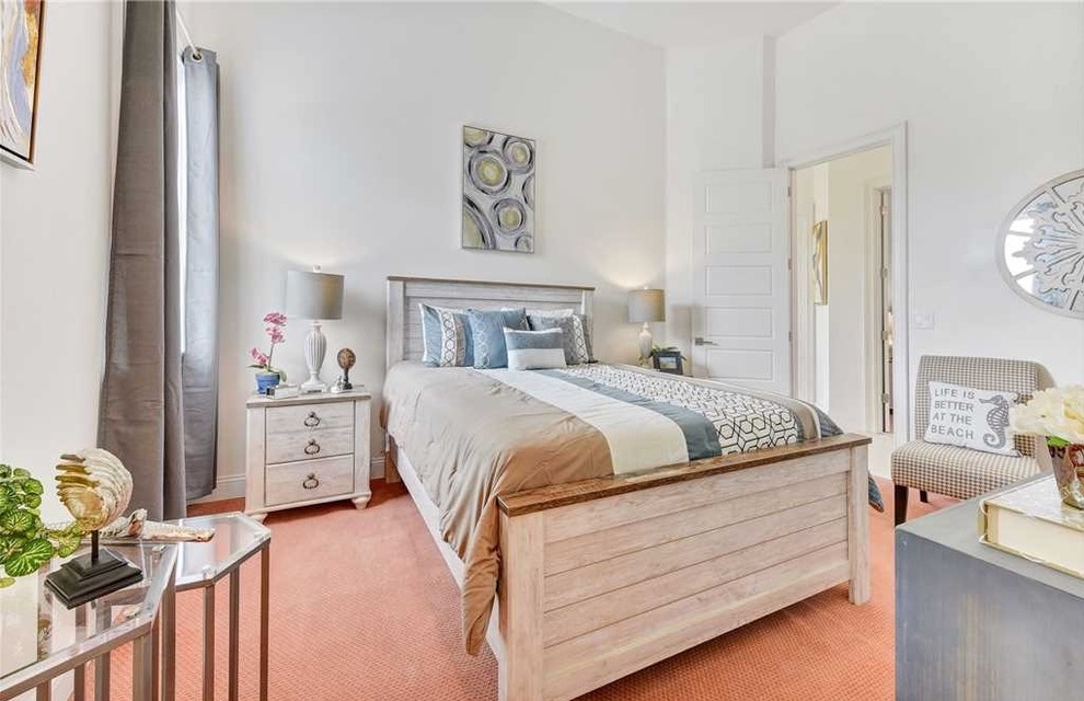 На фото: гостевая спальня среднего размера, (комната для гостей) в стиле шебби-шик с белыми стенами, ковровым покрытием и розовым полом