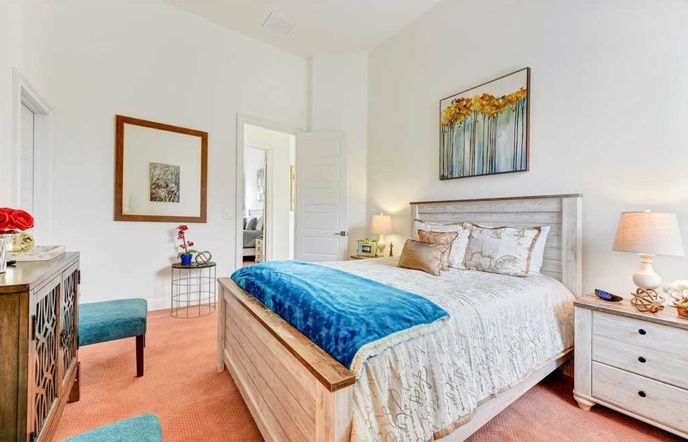 Свежая идея для дизайна: гостевая спальня среднего размера, (комната для гостей) в стиле шебби-шик с белыми стенами, ковровым покрытием и розовым полом - отличное фото интерьера