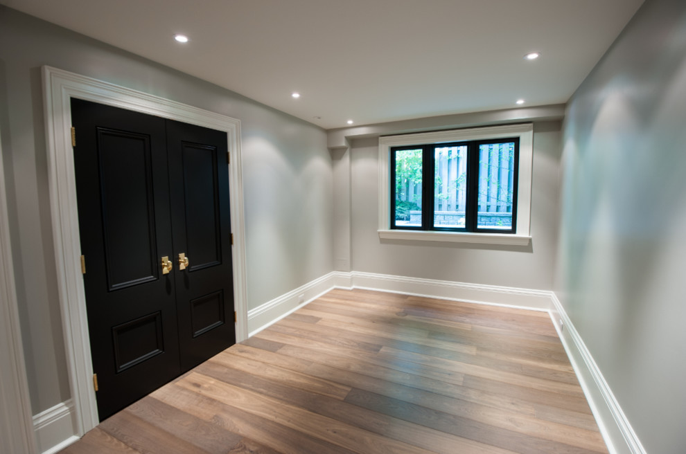 Mittelgroßes Modernes Gästezimmer ohne Kamin mit beiger Wandfarbe und hellem Holzboden in Toronto