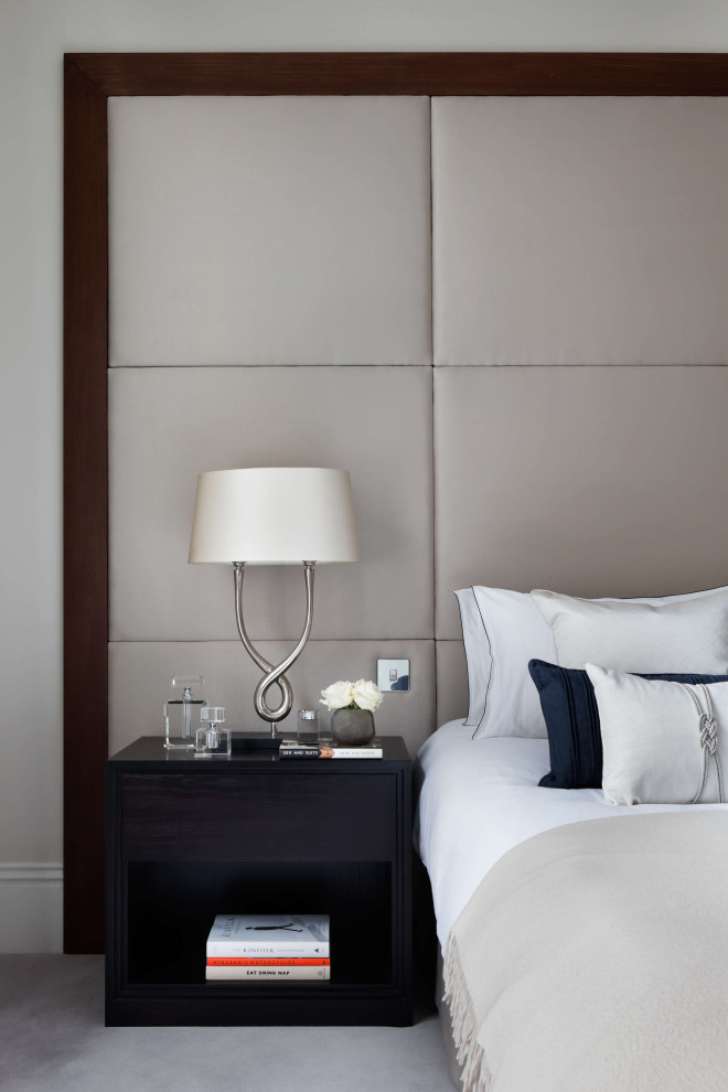 Mittelgroßes Modernes Hauptschlafzimmer ohne Kamin mit weißer Wandfarbe, Teppichboden, grauem Boden, Kassettendecke und Tapetenwänden in London