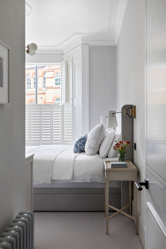 На фото: хозяйская спальня среднего размера в современном стиле с белыми стенами, ковровым покрытием, серым полом, кессонным потолком и обоями на стенах без камина с