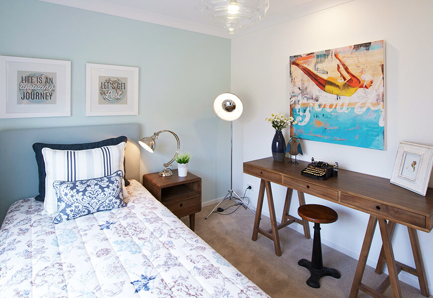 Diseño de dormitorio actual pequeño con paredes azules y moqueta