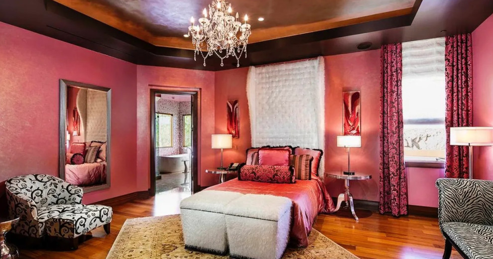 Inspiration pour une chambre parentale bohème avec un mur rose, un sol en bois brun et un sol marron.