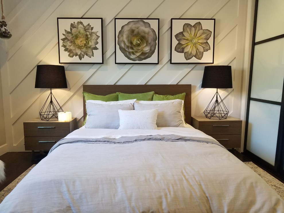 На фото: гостевая спальня среднего размера, (комната для гостей) в современном стиле с белыми стенами, темным паркетным полом и коричневым полом