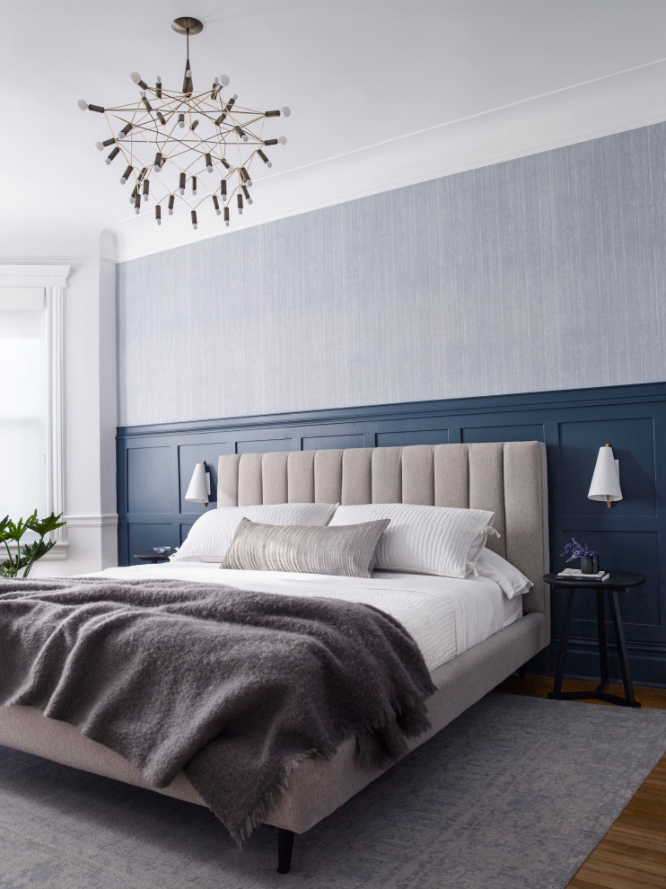 Imagen de habitación de invitados clásica renovada con paredes azules, suelo de madera en tonos medios, suelo marrón, panelado y papel pintado