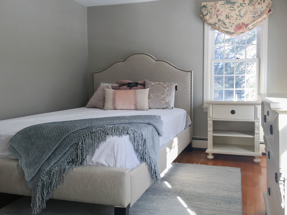 Cette photo montre une petite chambre d'amis romantique avec un mur gris, un sol en bois brun et un sol marron.