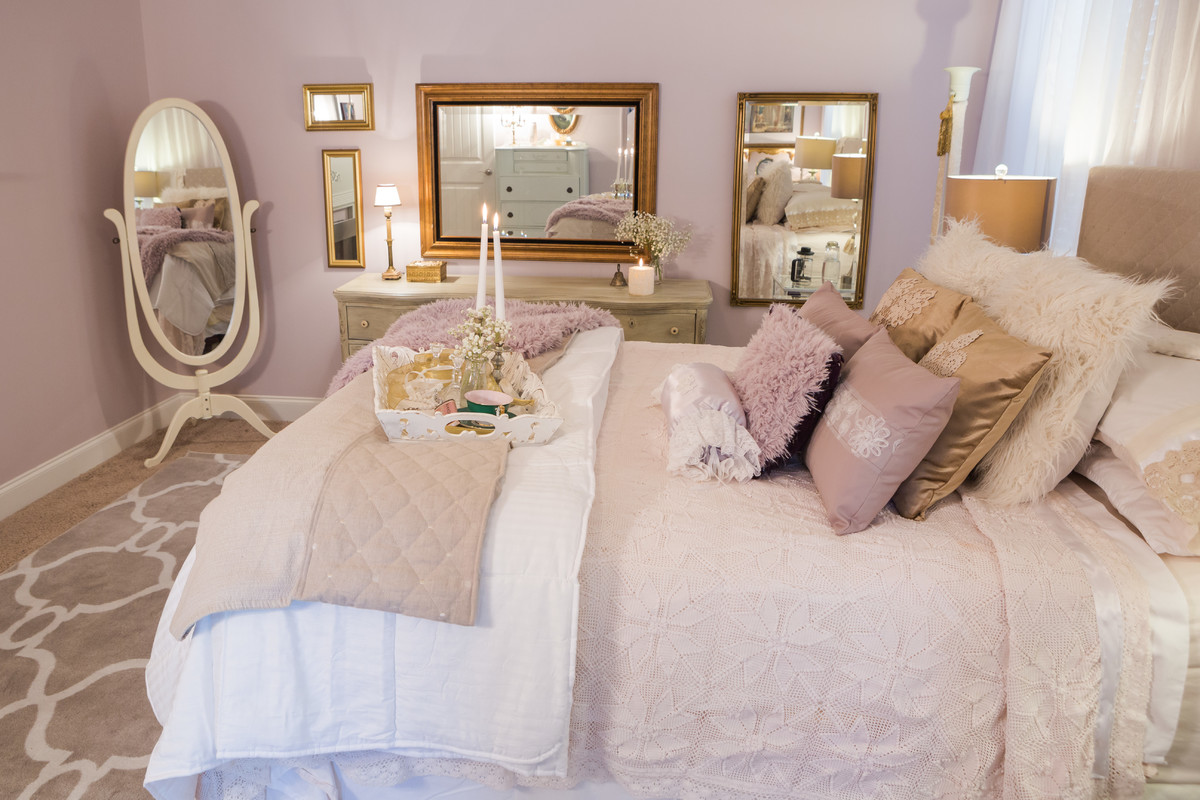 Источник вдохновения для домашнего уюта: большая хозяйская спальня в стиле шебби-шик с розовыми стенами, ковровым покрытием, подвесным камином, фасадом камина из металла и розовым полом