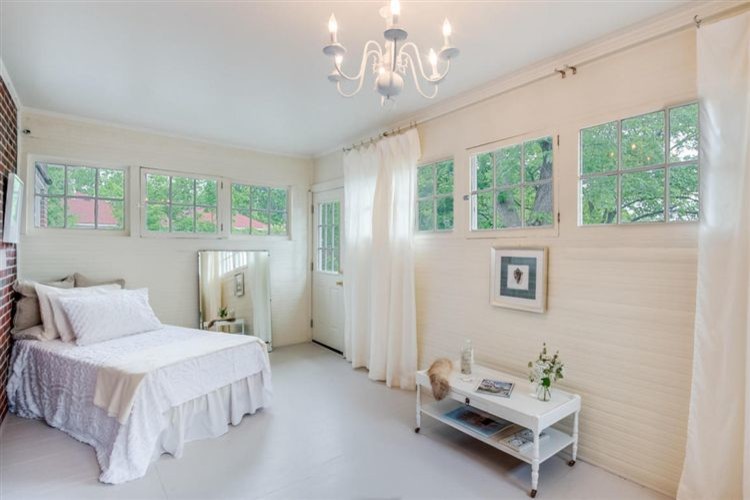 Идея дизайна: гостевая спальня среднего размера, (комната для гостей) в стиле шебби-шик с белыми стенами, деревянным полом и серым полом
