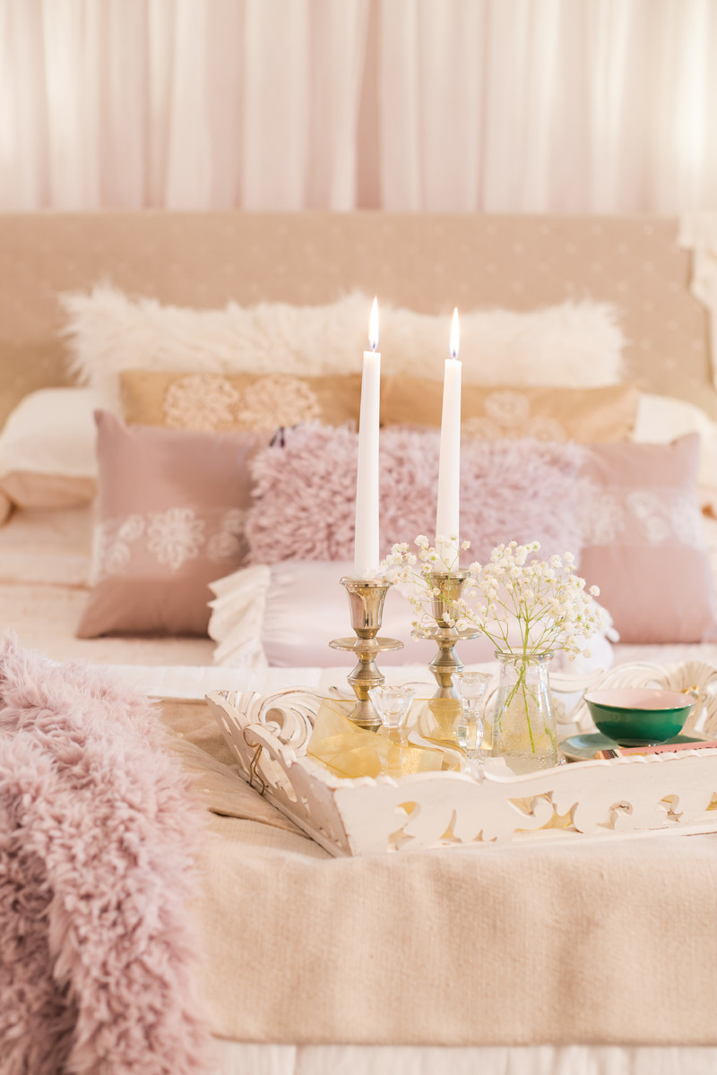 Стильный дизайн: большая хозяйская спальня в стиле шебби-шик с розовыми стенами, ковровым покрытием, подвесным камином, фасадом камина из металла и розовым полом - последний тренд