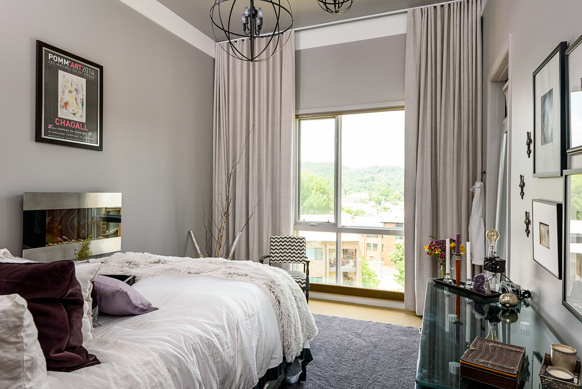 Стильный дизайн: хозяйская спальня среднего размера в стиле неоклассика (современная классика) с серыми стенами, ковровым покрытием, подвесным камином, серым полом и фасадом камина из металла - последний тренд