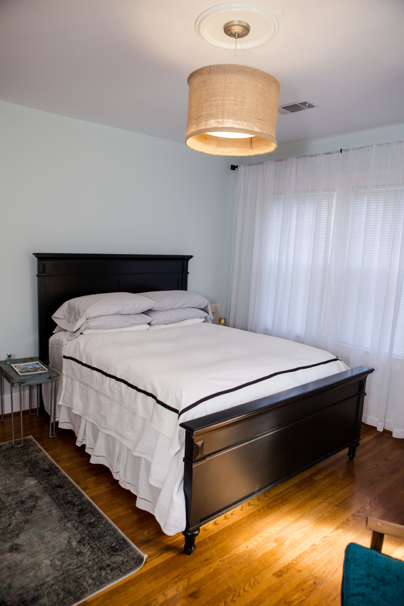 Стильный дизайн: гостевая спальня среднего размера, (комната для гостей) в стиле неоклассика (современная классика) с синими стенами, паркетным полом среднего тона, стандартным камином, белым полом и фасадом камина из кирпича - последний тренд