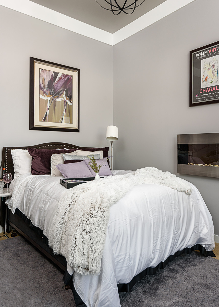 Свежая идея для дизайна: хозяйская спальня среднего размера в стиле неоклассика (современная классика) с серыми стенами, ковровым покрытием, подвесным камином, фасадом камина из металла и серым полом - отличное фото интерьера