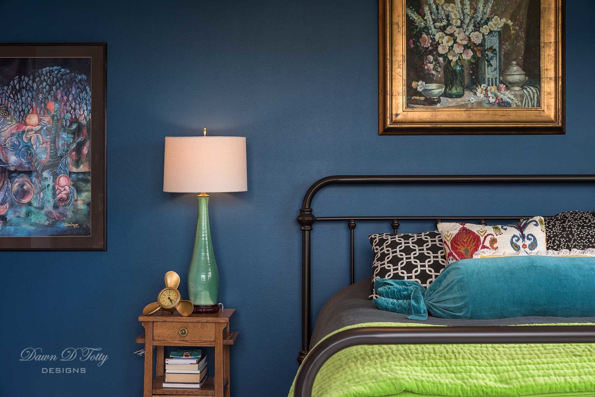Mittelgroßes Klassisches Hauptschlafzimmer mit blauer Wandfarbe, gebeiztem Holzboden, Hängekamin, Kaminumrandung aus Metall und weißem Boden in Sonstige