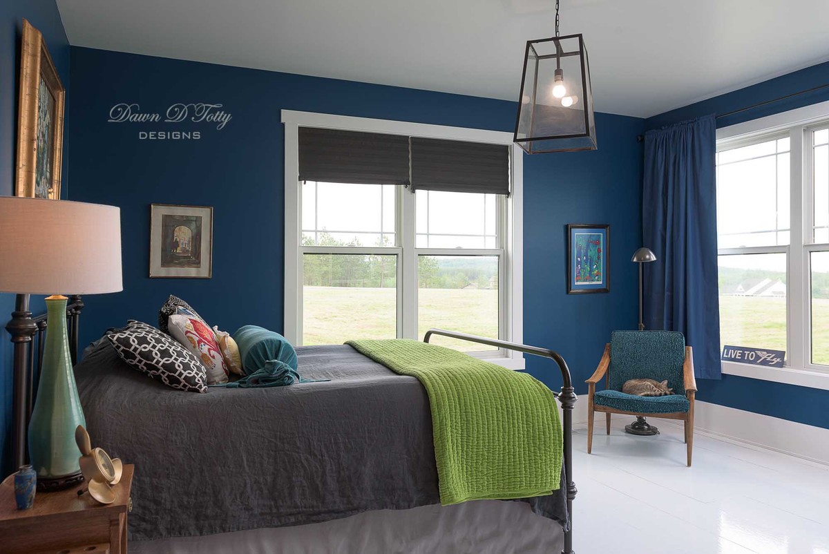 Modelo de dormitorio principal tradicional renovado de tamaño medio con paredes azules, suelo de madera pintada, chimeneas suspendidas, marco de chimenea de metal y suelo blanco