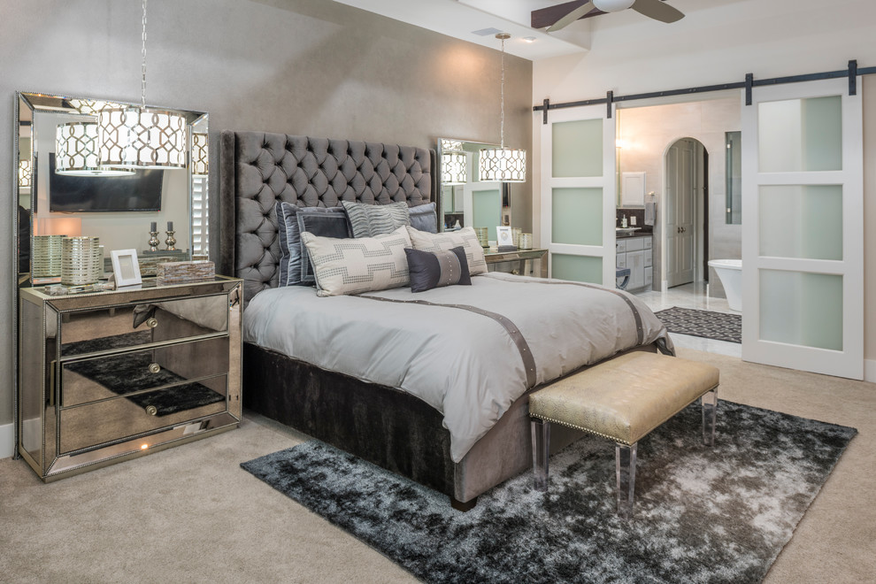 Klassisches Hauptschlafzimmer mit weißer Wandfarbe, Teppichboden und beigem Boden in Houston