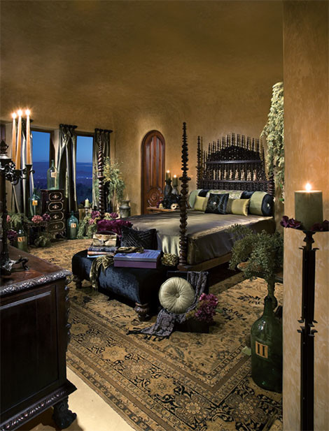 Ejemplo de dormitorio principal mediterráneo grande con paredes beige y suelo de travertino