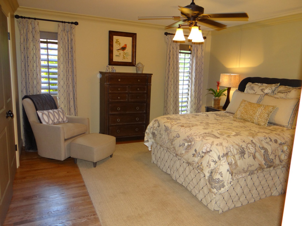 На фото: хозяйская спальня среднего размера в стиле неоклассика (современная классика) с серыми стенами, темным паркетным полом и коричневым полом