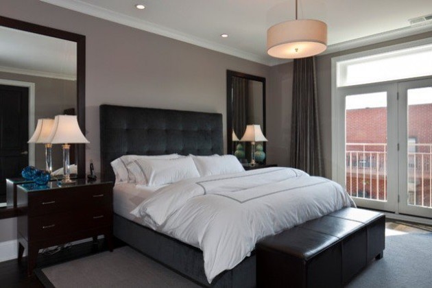 Modelo de dormitorio principal actual de tamaño medio con paredes grises y suelo de madera en tonos medios