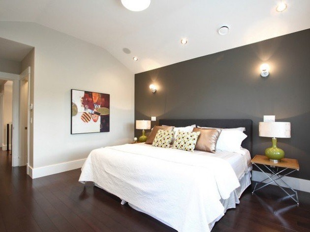 Пример оригинального дизайна: гостевая спальня (комната для гостей) в современном стиле с серыми стенами и светлым паркетным полом