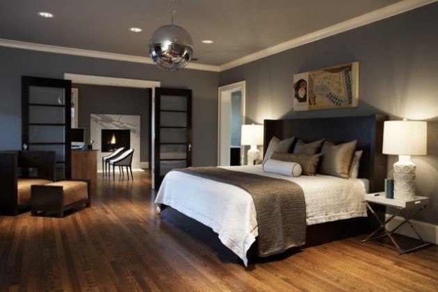 Modelo de dormitorio principal actual con paredes grises, suelo de madera clara y suelo marrón