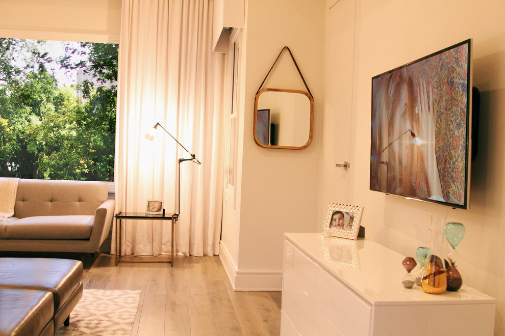 Стильный дизайн: хозяйская спальня среднего размера в современном стиле с белыми стенами и светлым паркетным полом - последний тренд