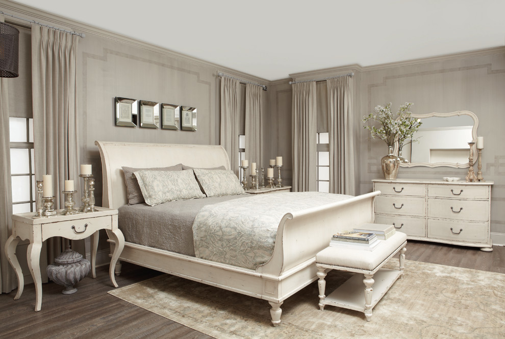 Стильный дизайн: большая хозяйская спальня в викторианском стиле с серыми стенами, темным паркетным полом и серым полом без камина - последний тренд