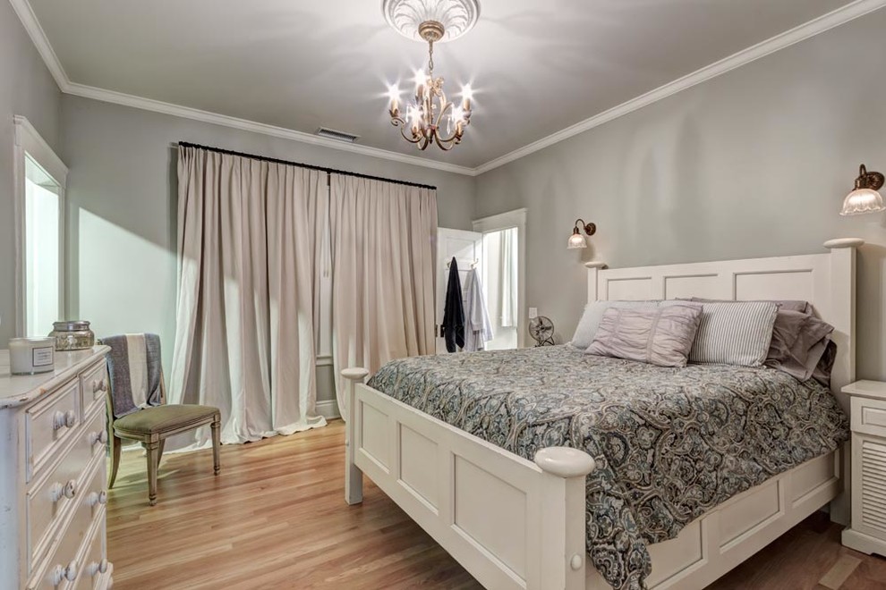 Modelo de habitación de invitados clásica de tamaño medio con paredes grises y suelo de madera clara