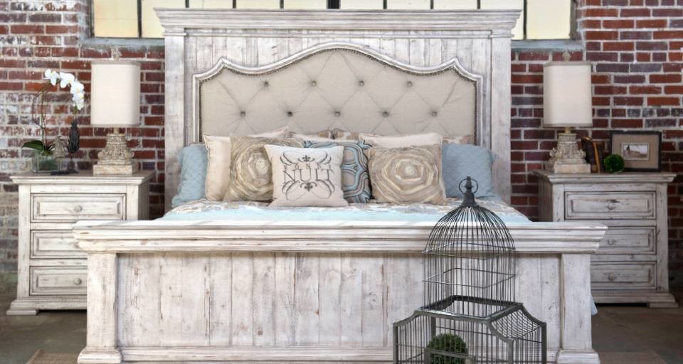 Пример оригинального дизайна: хозяйская спальня в стиле рустика с синими стенами, полом из сланца, угловым камином, фасадом камина из камня и бежевым полом