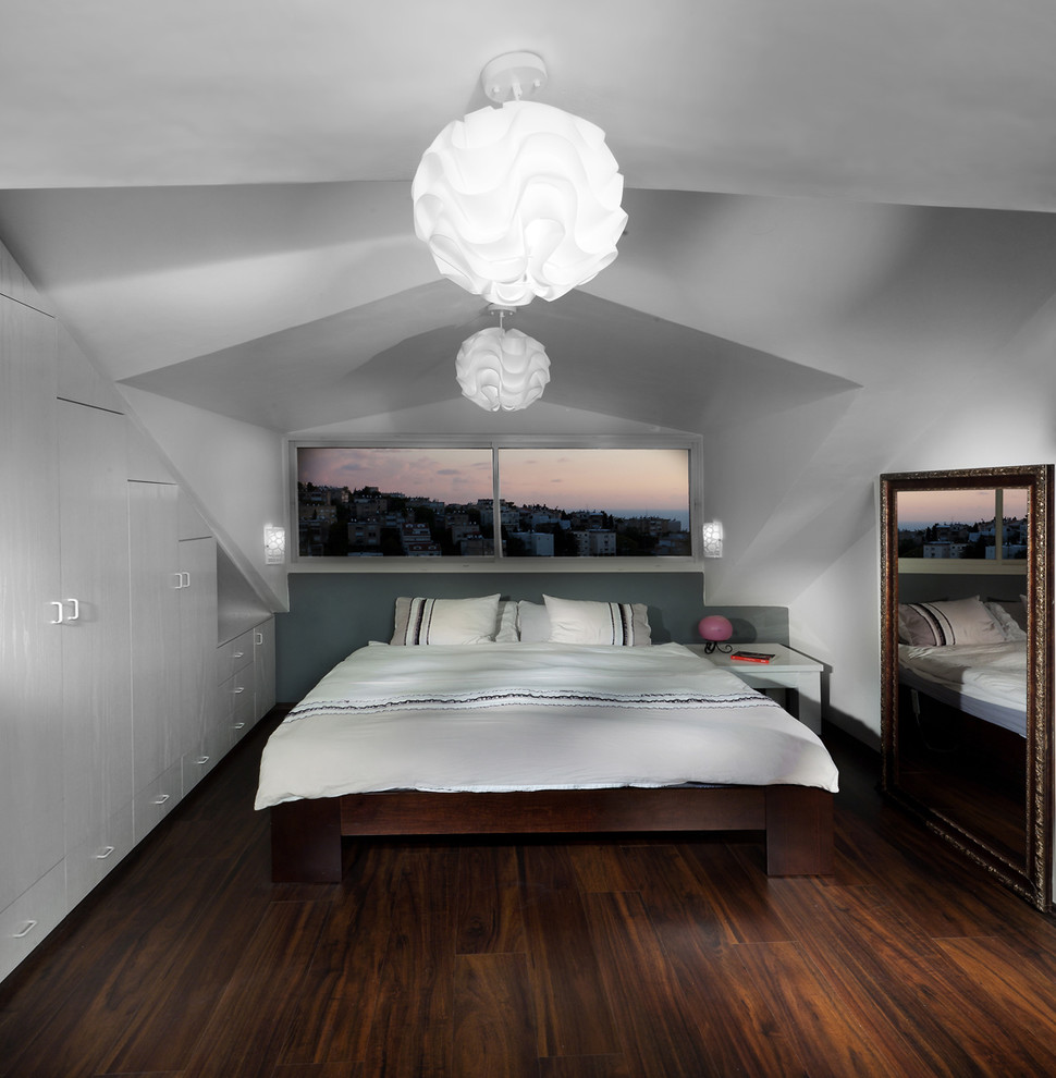 Imagen de dormitorio actual con paredes blancas y suelo de madera oscura