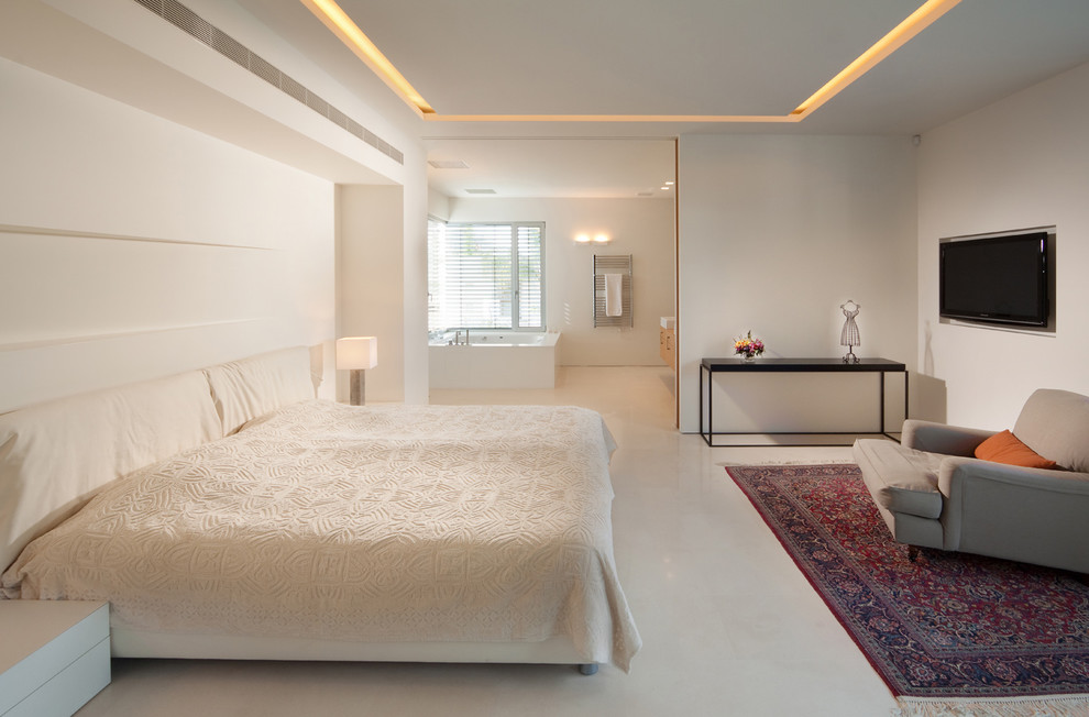 Modelo de dormitorio principal y televisión bohemio con paredes blancas