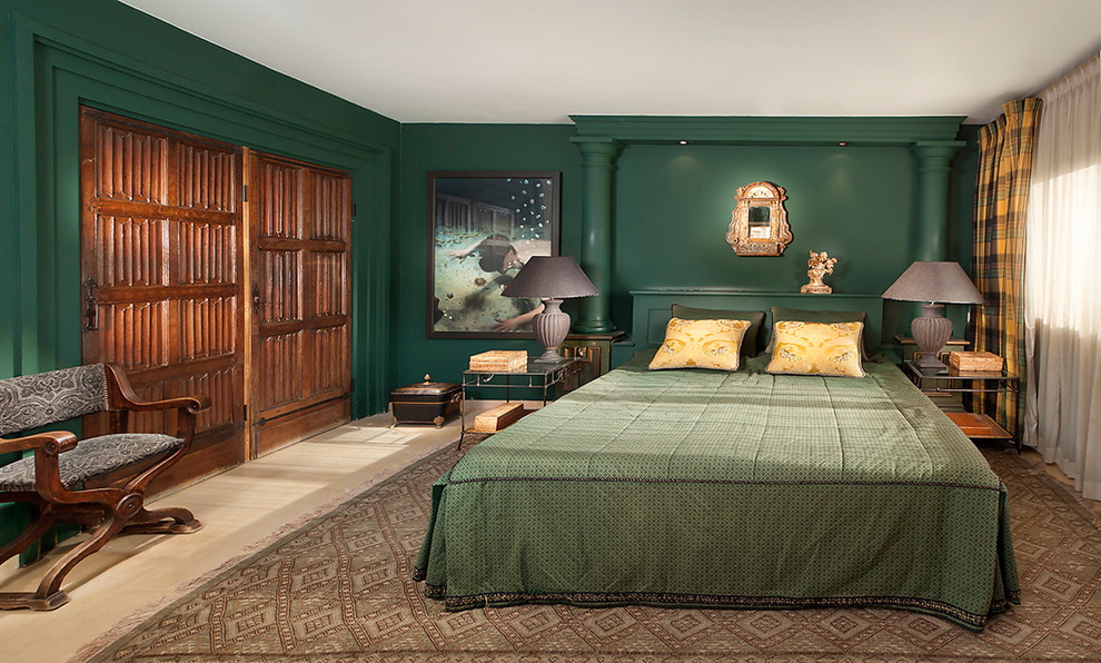 Foto di una camera da letto chic con pareti verdi