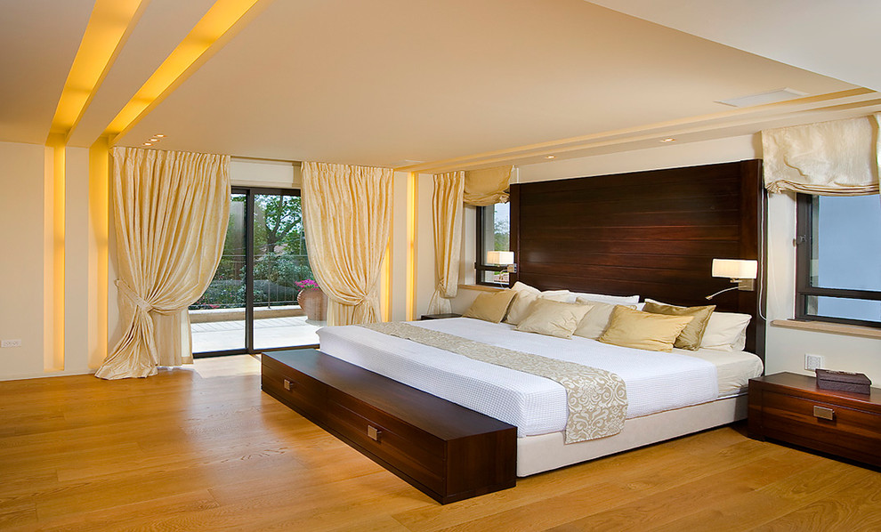 Идея дизайна: спальня в современном стиле с белыми стенами, паркетным полом среднего тона и желтым полом без камина