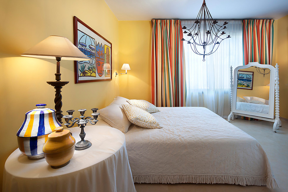 Идея дизайна: спальня в средиземноморском стиле с желтыми стенами