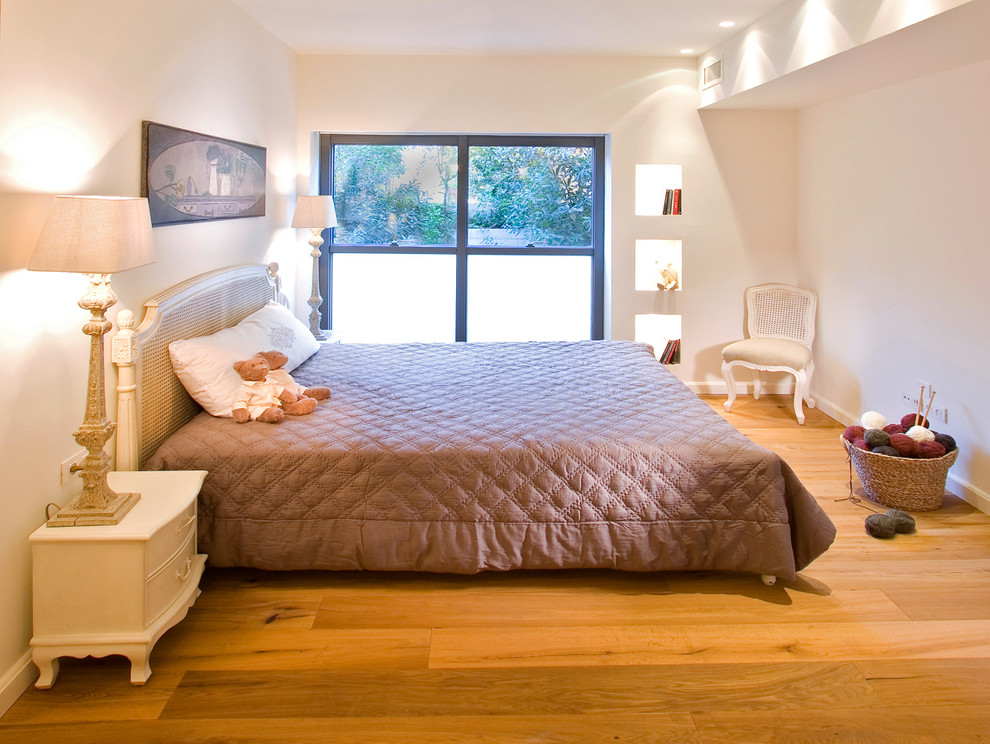 Stilmix Schlafzimmer mit weißer Wandfarbe in Sonstige