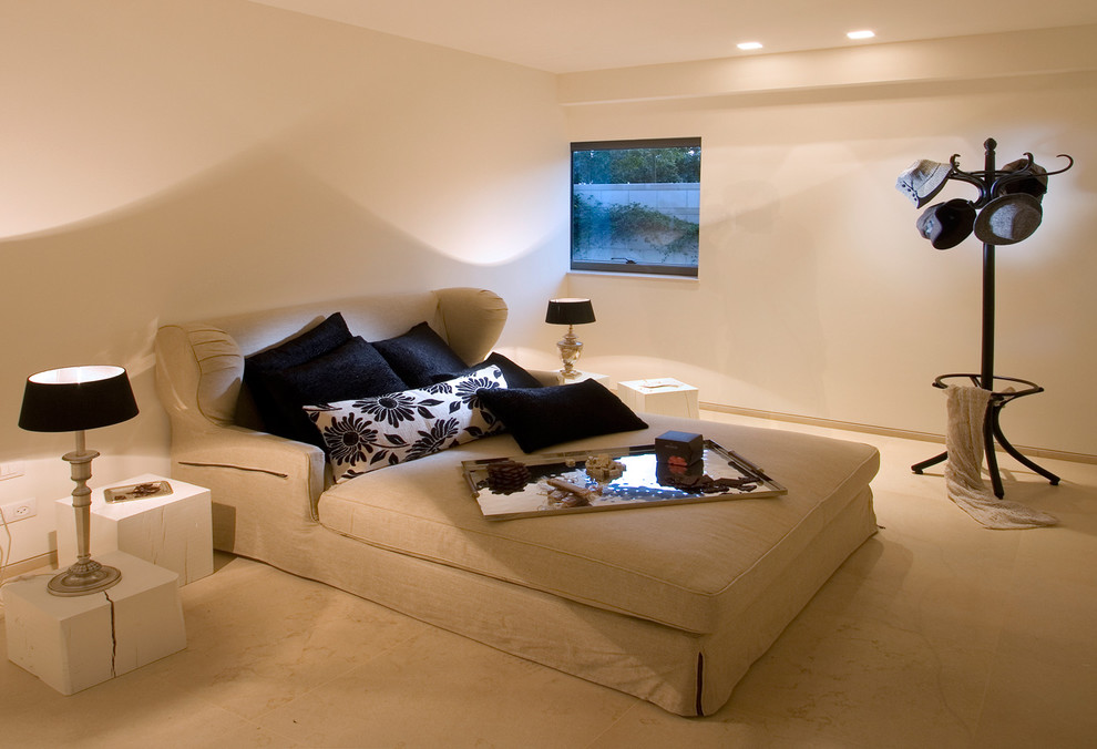 Foto di una camera da letto bohémian con pareti beige