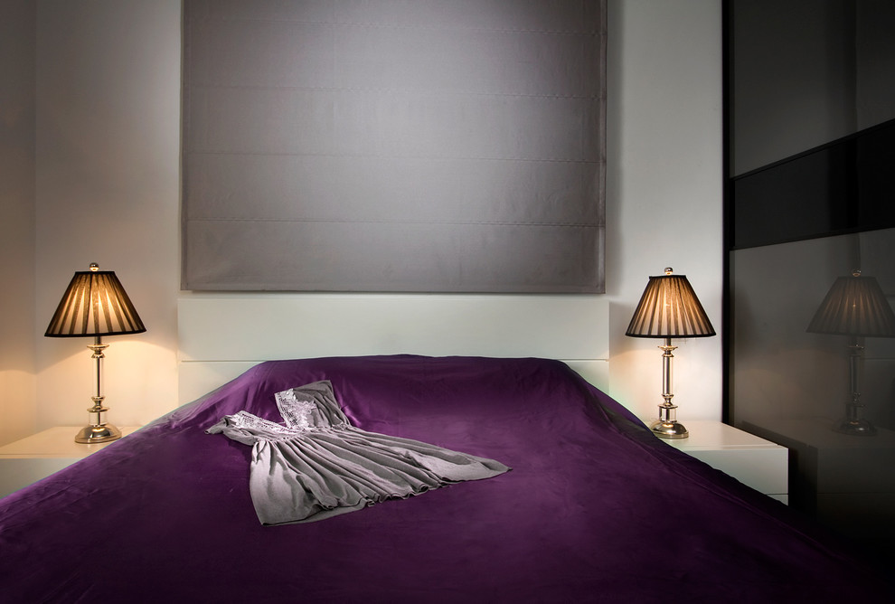 他の地域にあるコンテンポラリースタイルのおしゃれな寝室 (白い壁) のインテリア