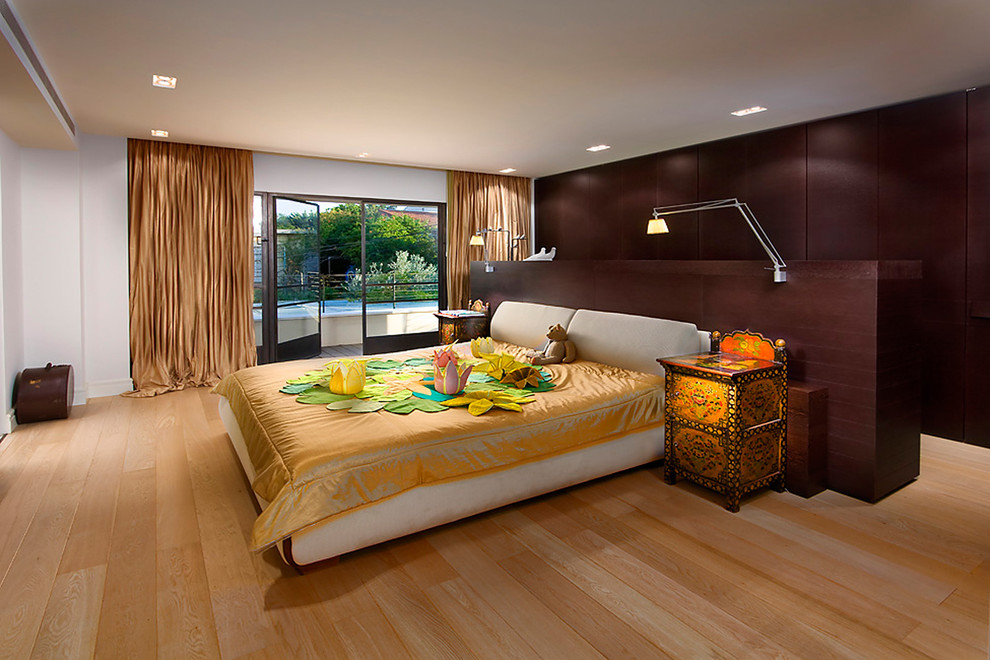 Diseño de dormitorio ecléctico con paredes blancas y suelo de madera en tonos medios