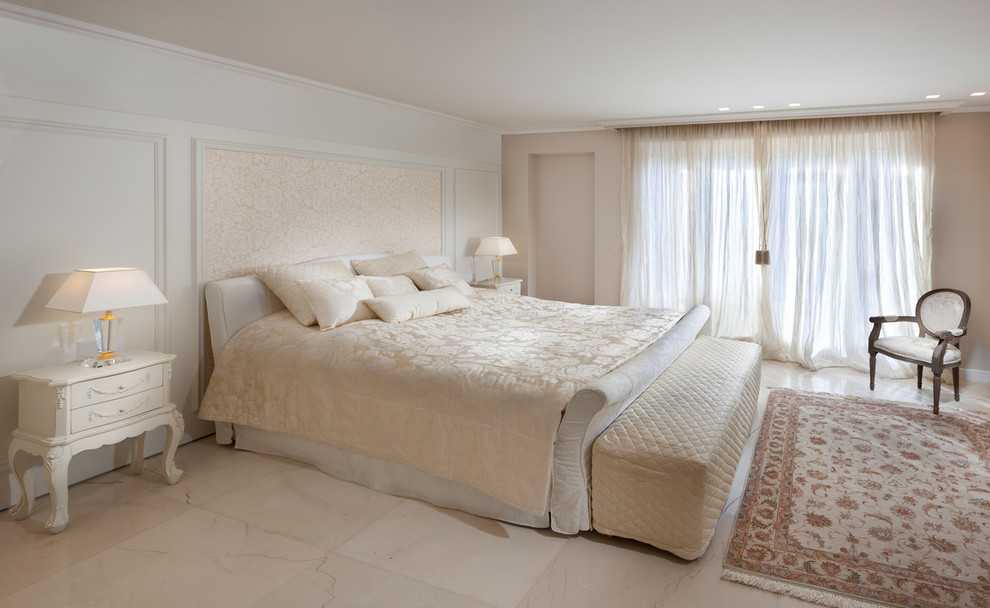 Идея дизайна: спальня в классическом стиле с бежевыми стенами и мраморным полом