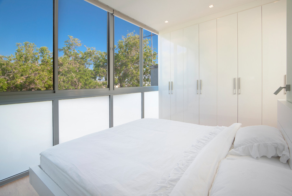 Immagine di una camera da letto minimalista con pareti bianche