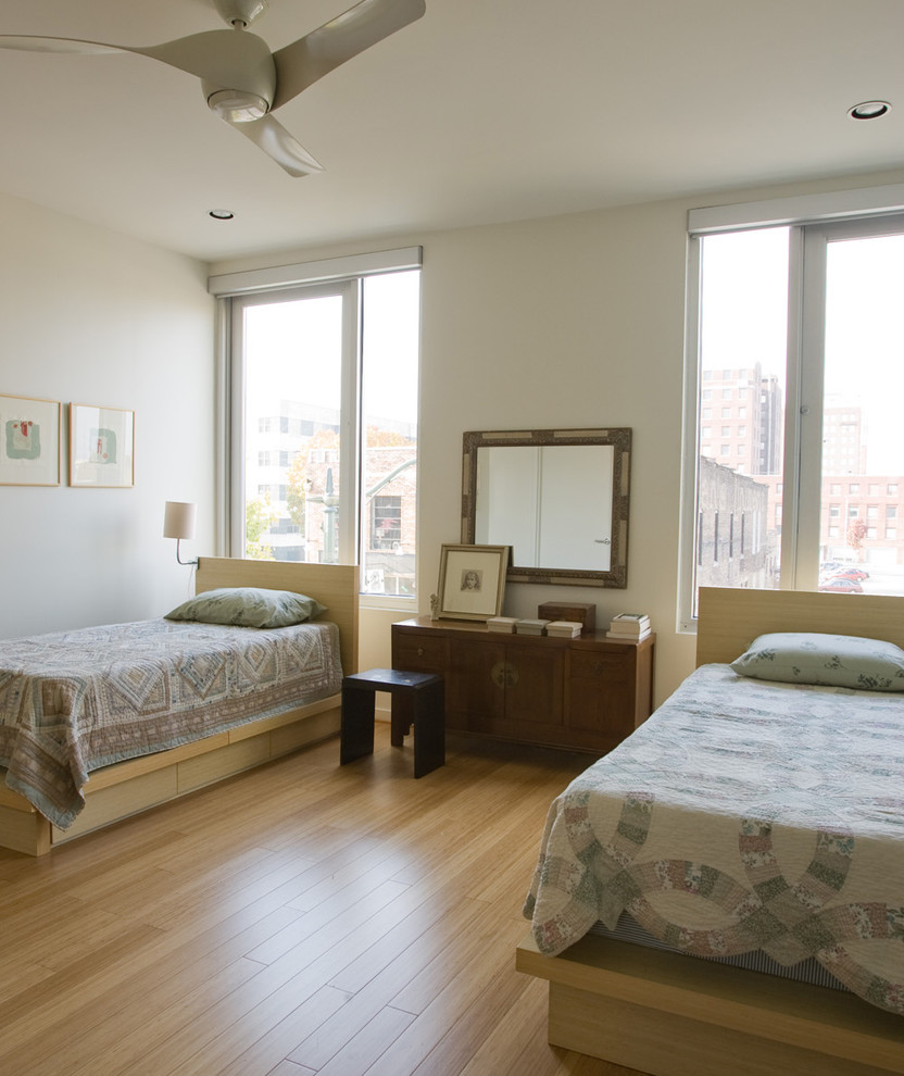 Esempio di una camera da letto minimal con pavimento in legno massello medio