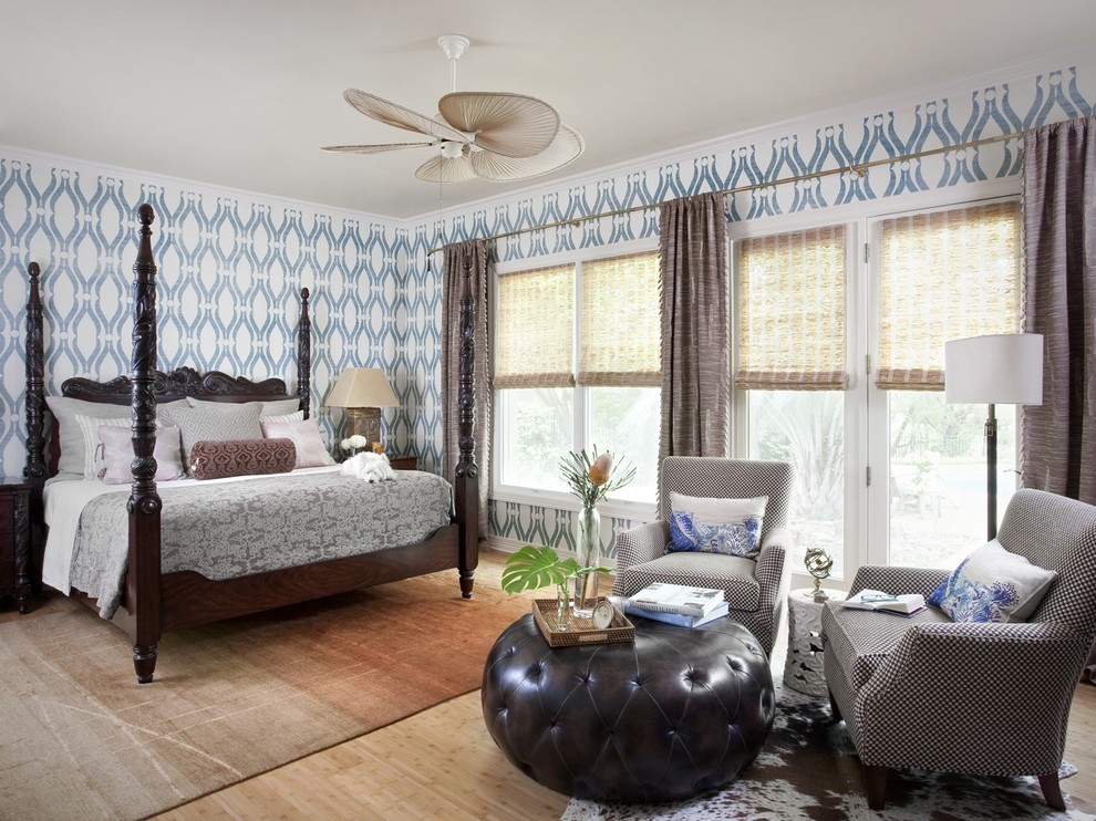 Schlafzimmer mit bunten Wänden und hellem Holzboden in Austin