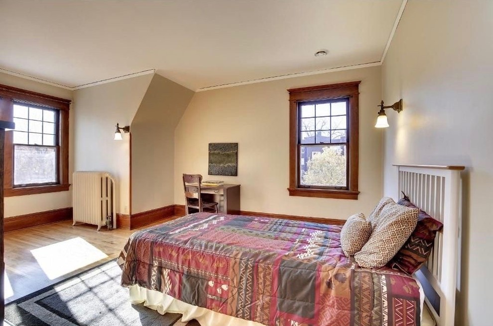 Cette photo montre une chambre parentale craftsman de taille moyenne avec un mur beige, parquet clair, un sol beige et aucune cheminée.