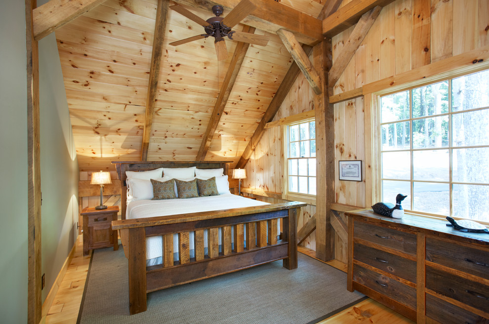 Rustikales Schlafzimmer ohne Kamin mit grüner Wandfarbe und hellem Holzboden in Sonstige