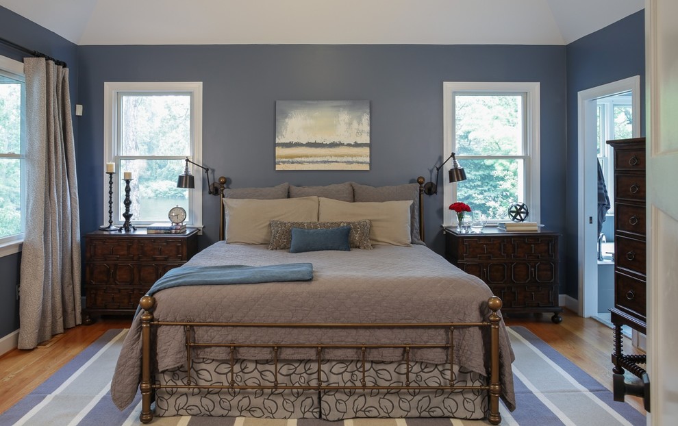 Foto de dormitorio principal tradicional renovado de tamaño medio con paredes azules y suelo de madera clara