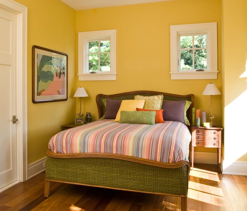 На фото: гостевая спальня среднего размера, (комната для гостей) в морском стиле с желтыми стенами и светлым паркетным полом с