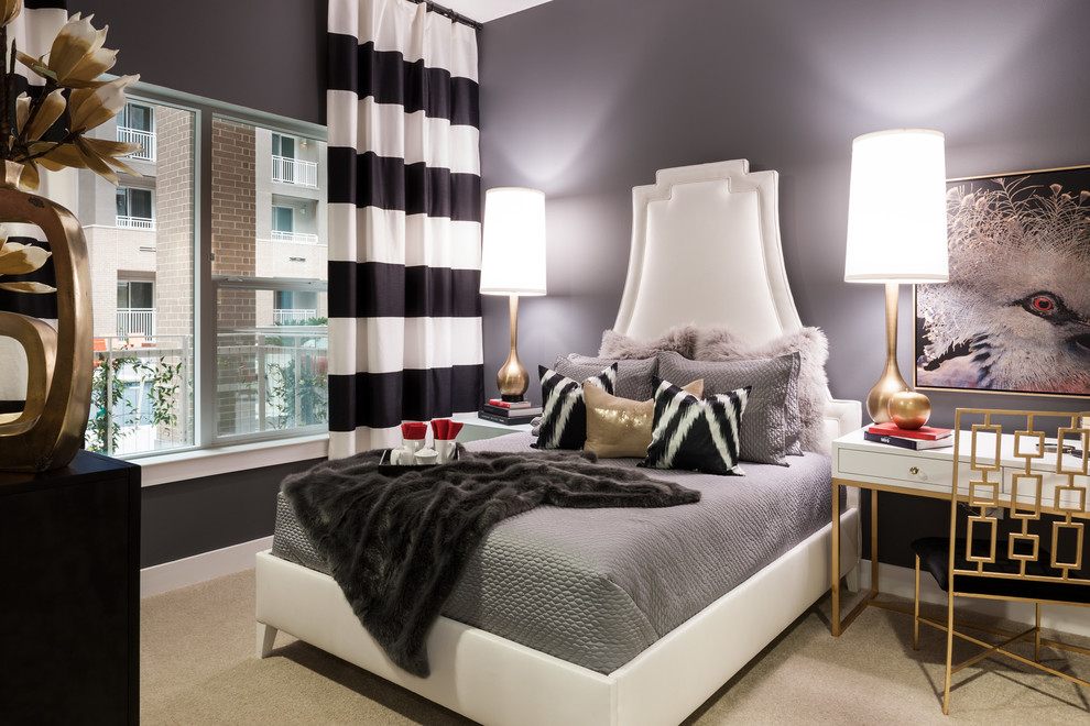Imagen de dormitorio contemporáneo con paredes púrpuras y moqueta