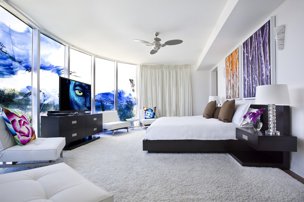 Modelo de dormitorio televisión contemporáneo con paredes blancas