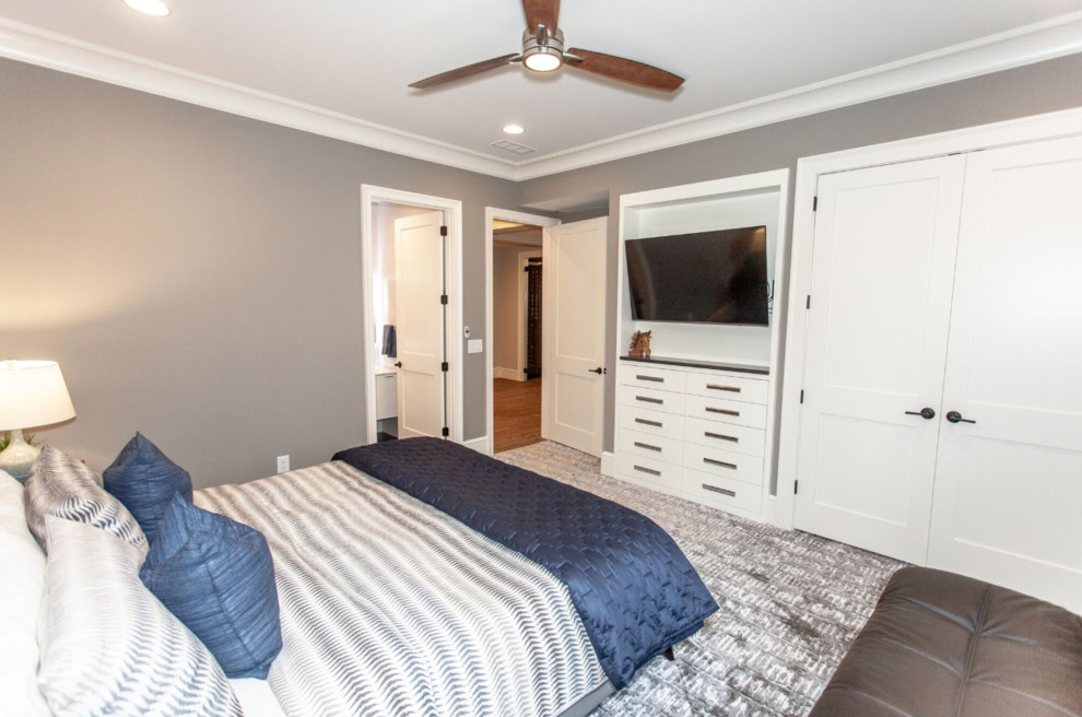 На фото: гостевая спальня среднего размера, (комната для гостей) в стиле неоклассика (современная классика) с серыми стенами, ковровым покрытием и серым полом с